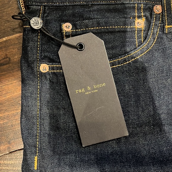 **NEW JEANS** - Picture 4 of 6